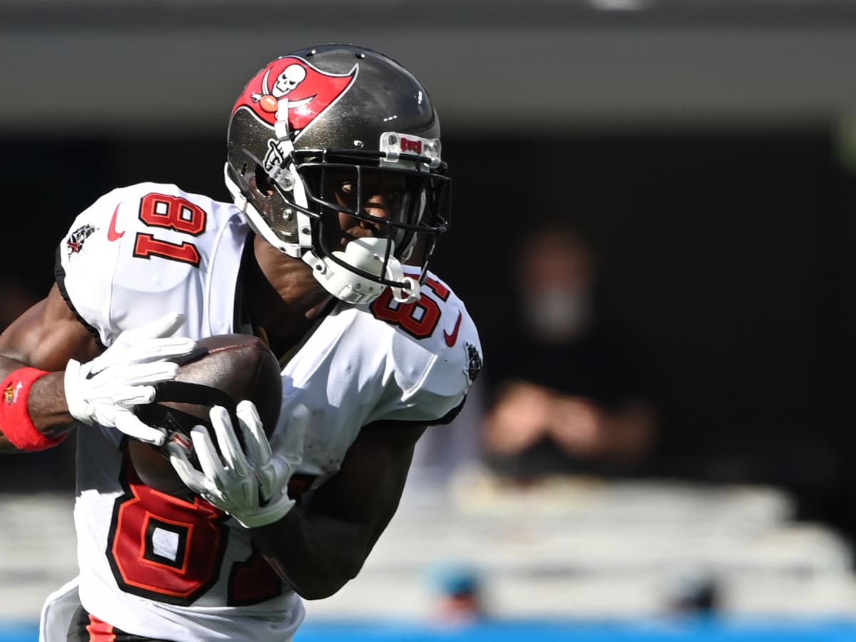 Antnio Brown injury: Bucs WR getting ankle/foot looked at by