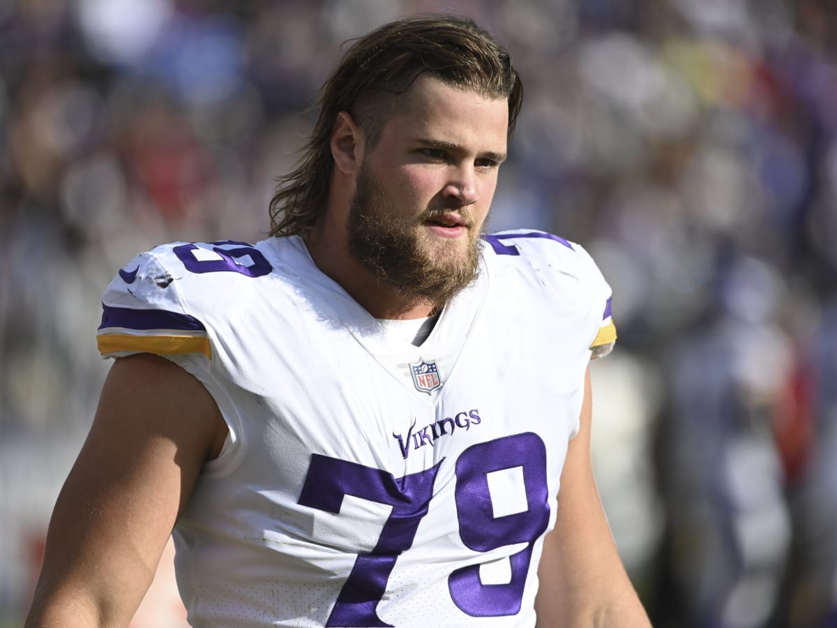 The Vikings re-signed OLB Kenny Willekes and TE Ben Ellefson