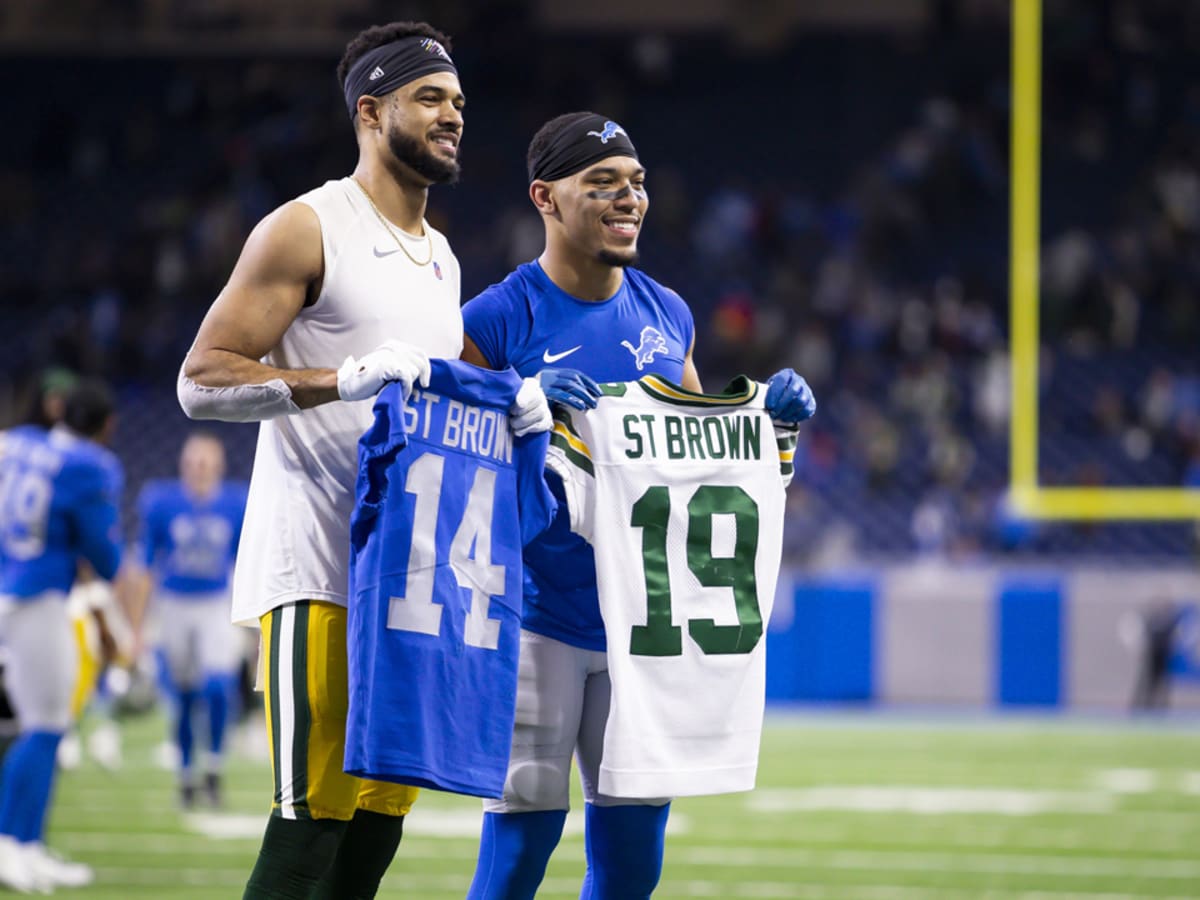 Lake Forest, USA. 01st May, 2021. German-American football player Amon-Ra St.  Brown hugs his father, John Brown, after being selected in the NFL draft by  the Detroit Lions. Credit: Maximilian Haupt/dpa/Alamy Live