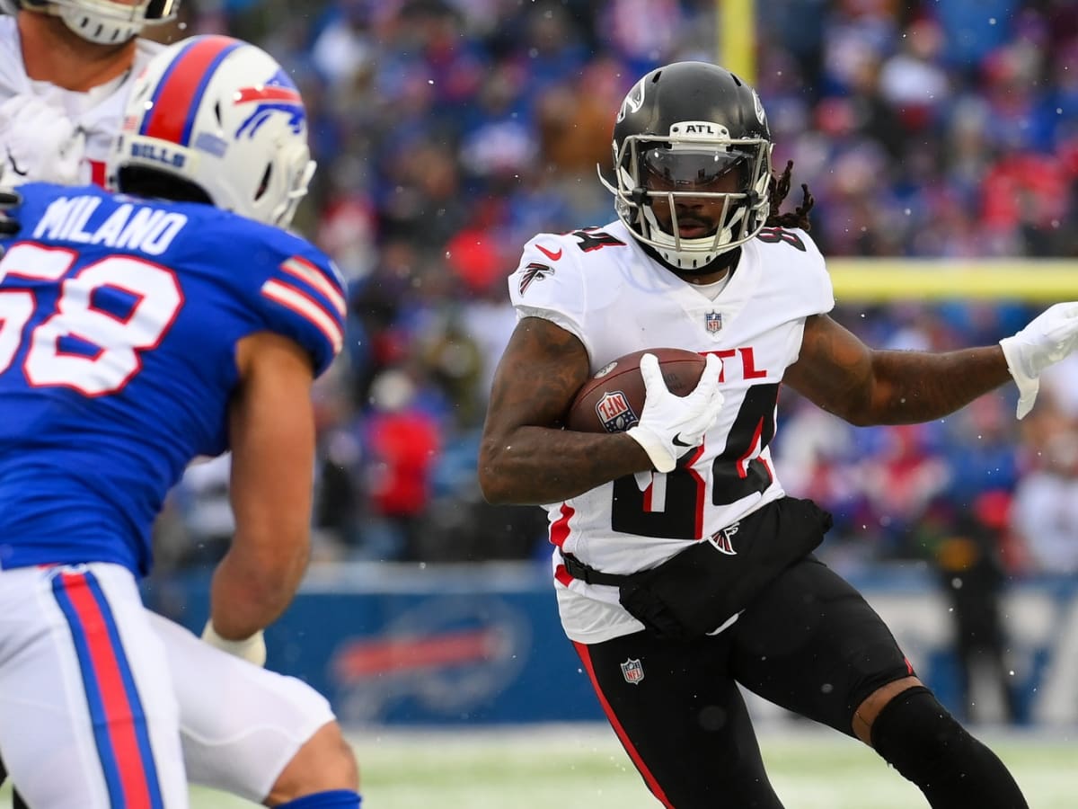 Cordarrelle Patterson of the New England Patriots runs with the ball