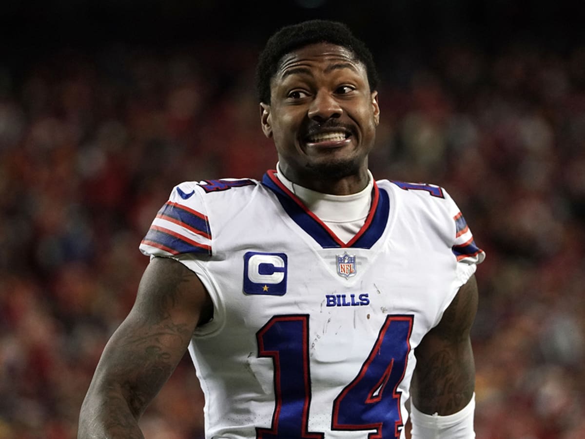 WATCH: Buffalo Bills' Stefon Diggs takes out Chiefs fan who entered field  during NFL Playoff game