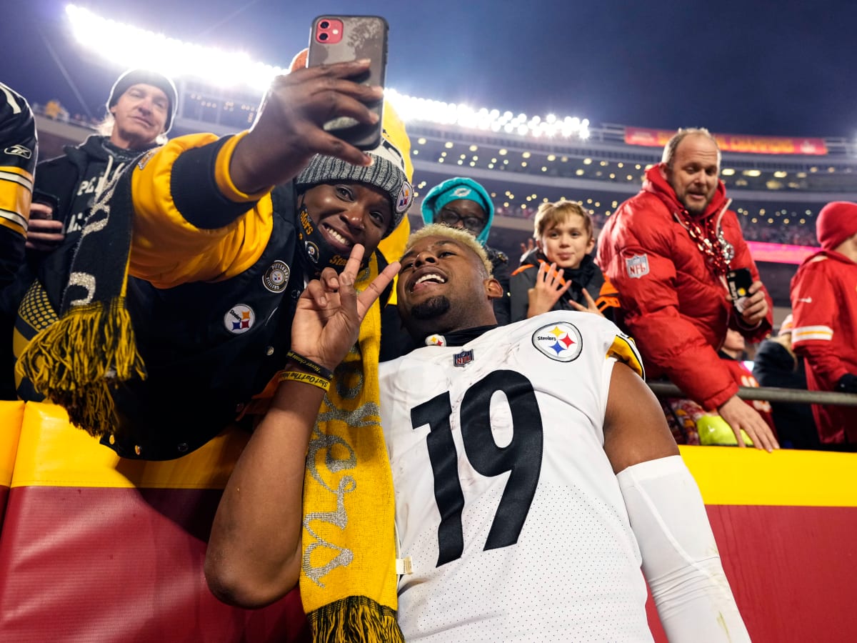 Photo: Chiefs JuJu Smith-Schuster Celebrates a First Down