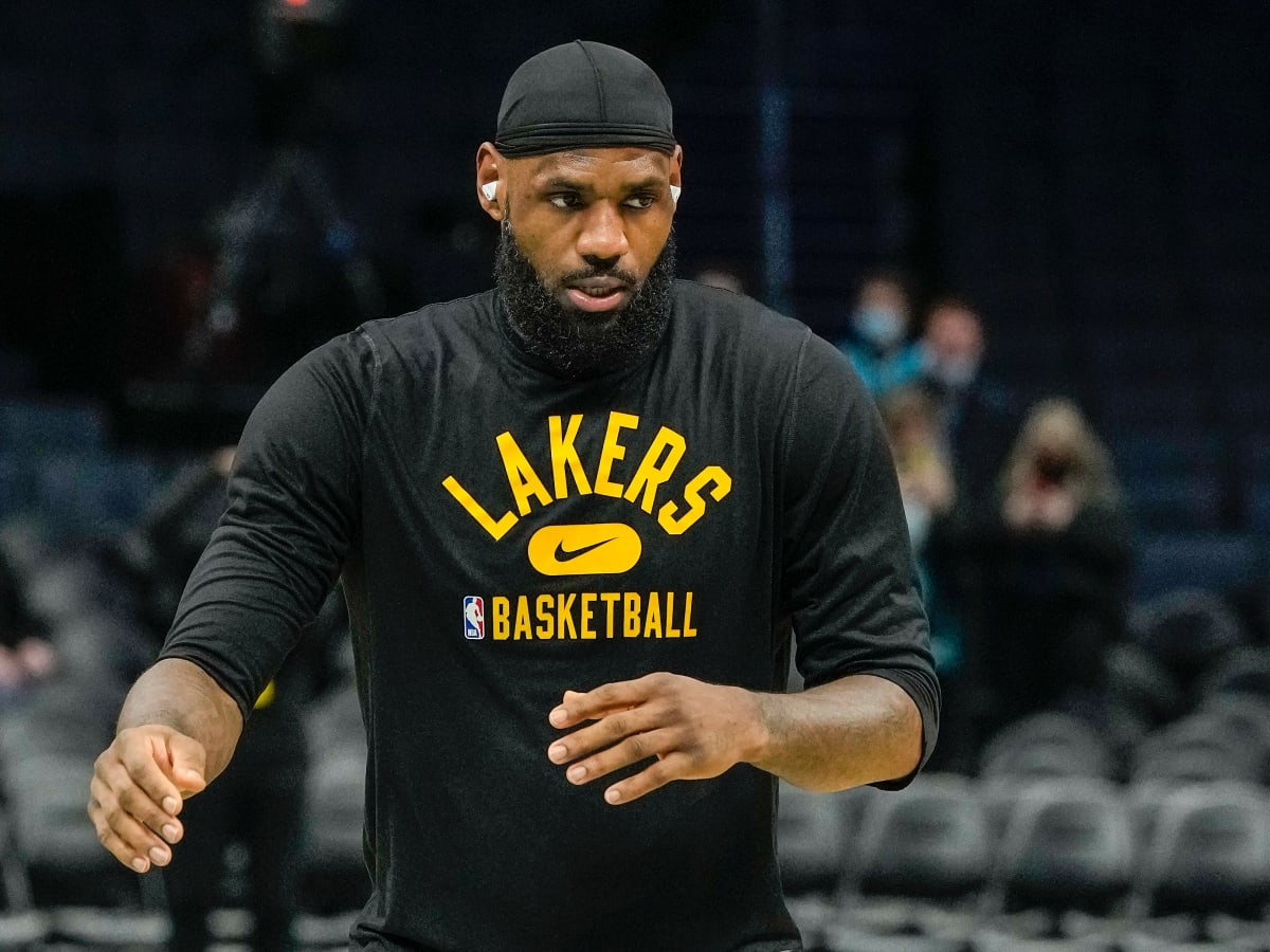 Lakers' LeBron James out with knee injury