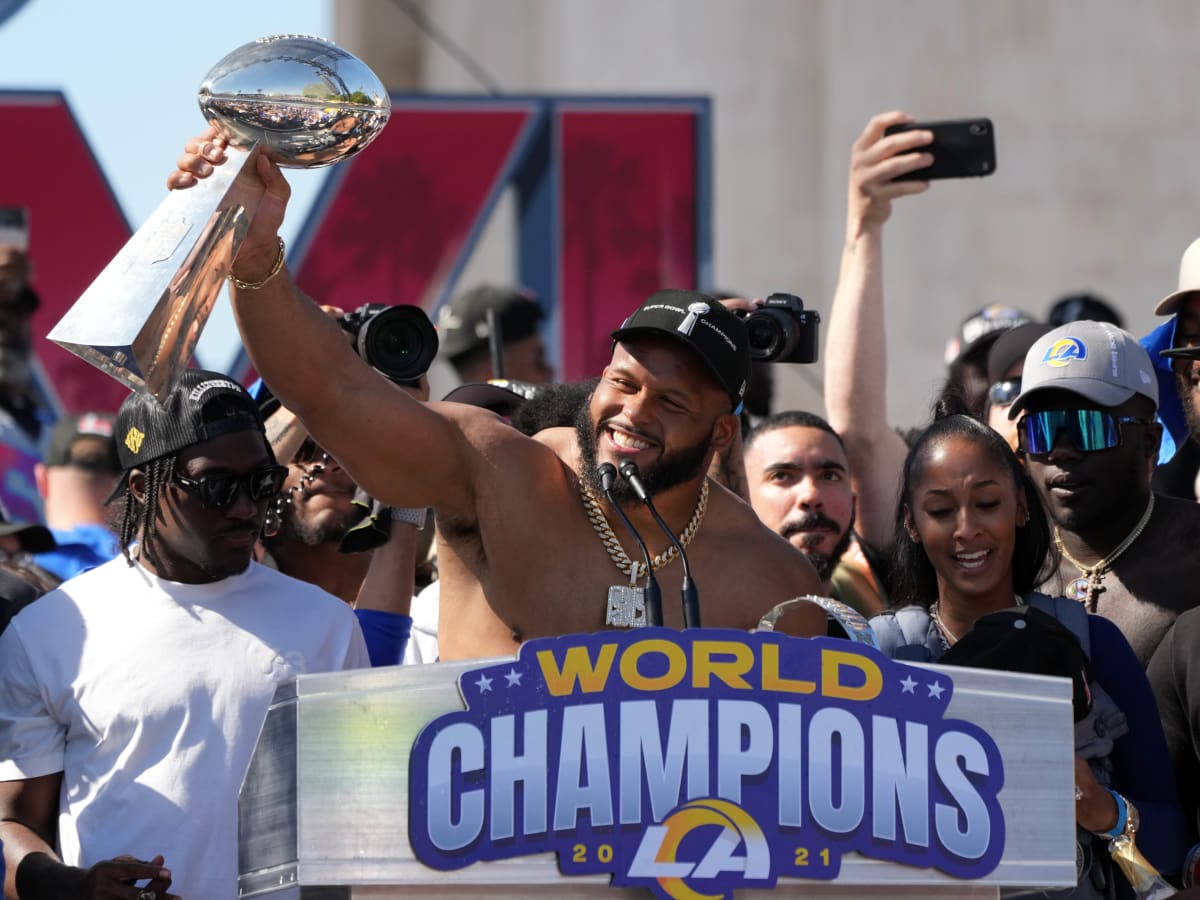 Rams star Cooper Kupp honors Kobe Bryant at Super Bowl championship  celebration