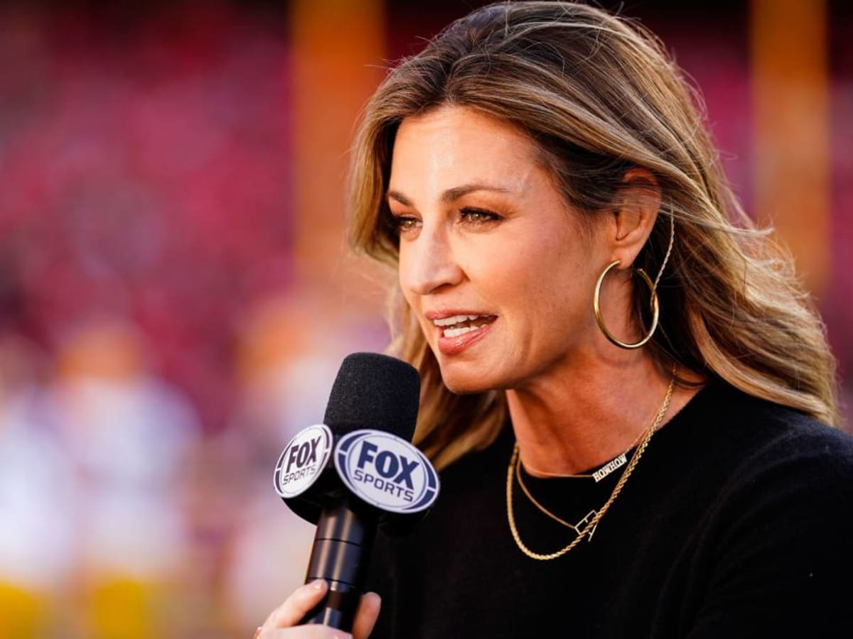 New Orleans, LA, USA. 5th Jan, 2020. Fox reporter Erin Andrews does a live  shot during pre-game before NFL Wild Card Playoff action between the New  Orleans Saints and the Minnesota Vikings