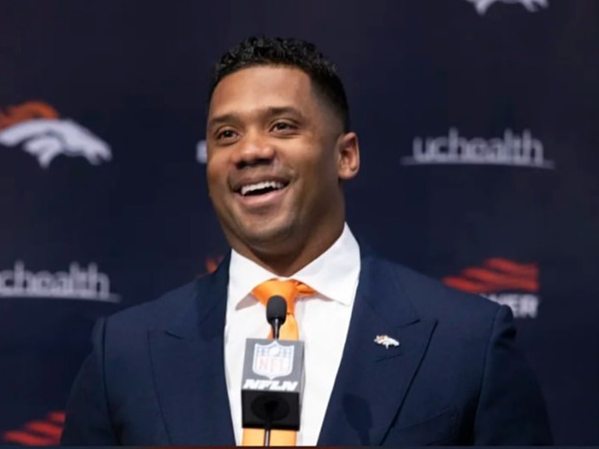 Seattle Seahawks Quarterback Russell Wilson Pulls a Boeing 737-800 in  Record Time - Dad Logic