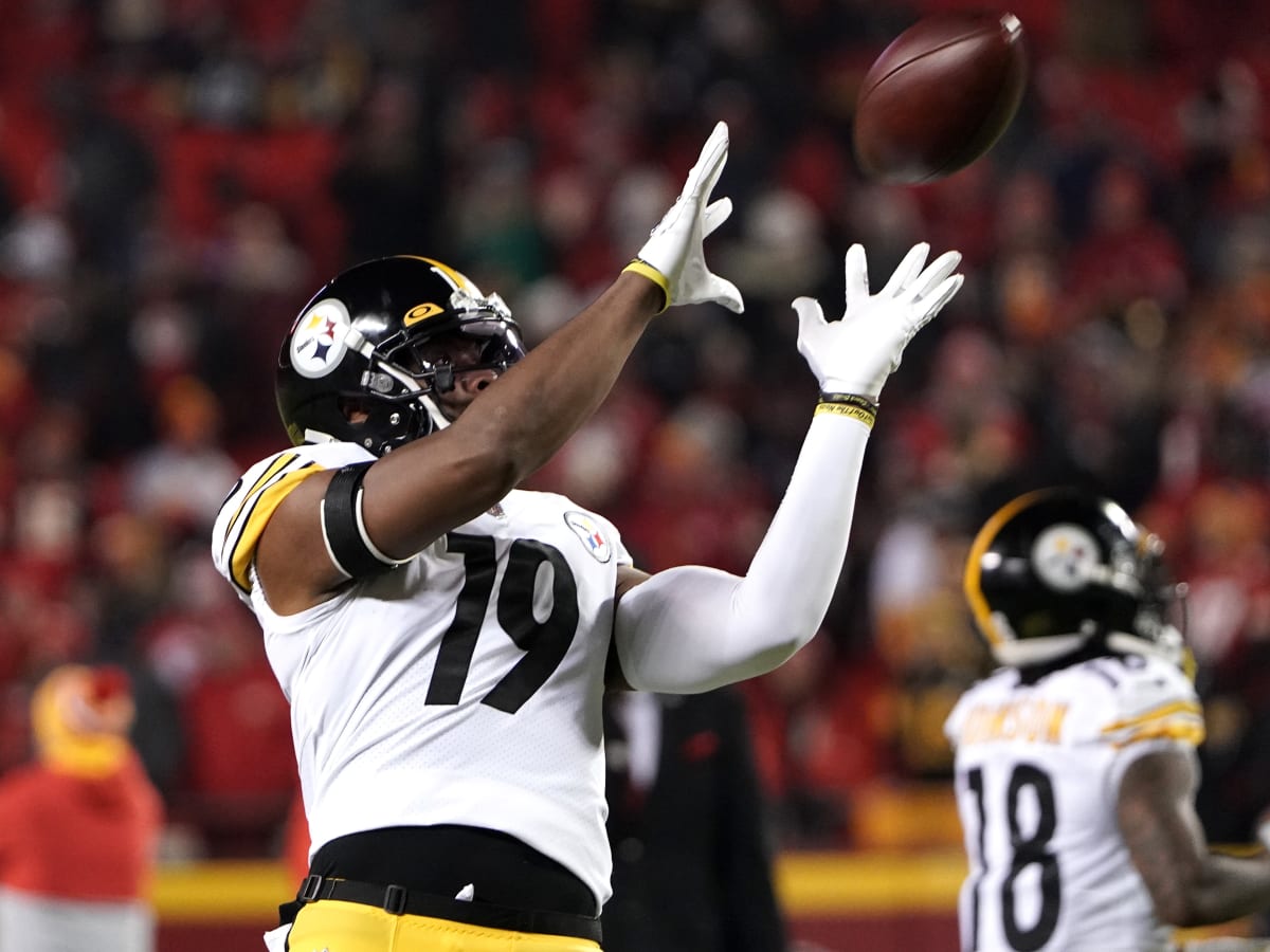 Kansas City Chiefs wide receiver JuJu Smith-Schuster does TikTok dance with Chiefs  jersey