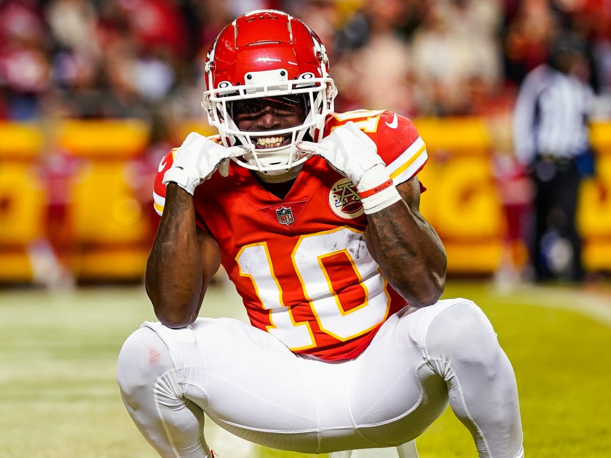 Dolphins trade for Chiefs' Tyreek Hill, beating out Jets to shake