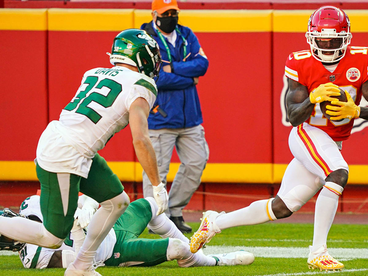 Dolphins trade for Chiefs' Tyreek Hill, beating out Jets to shake up