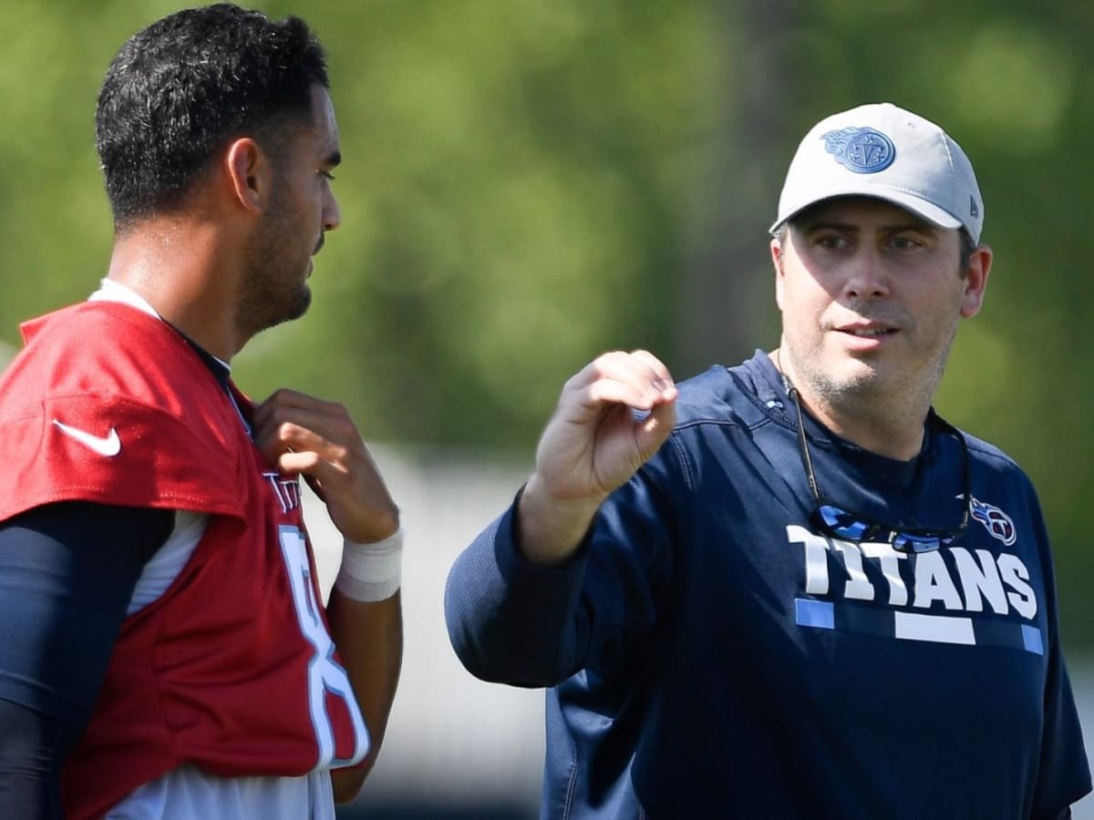 Marcus Mariota spends Titans' post practice with fans