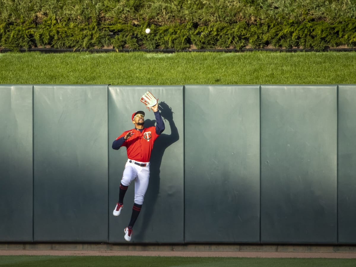 Watch: Byron Buxton crashes into the wall to make an amazing catch - Sports  Illustrated Minnesota Sports, News, Analysis, and More