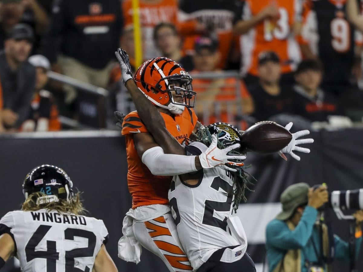 Jacksonville Jaguars cornerback Shaquill Griffin (26) acknowledges fans  before an NFL football game against the Arizona Cardinals, Sunday, Sept.  26, 2021, in Jacksonville, Fla. (AP Photo/Phelan M. Ebenhack Stock Photo -  Alamy