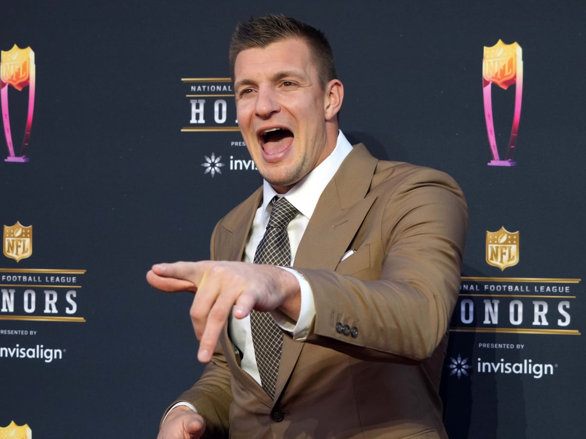 Rob Gronkowski Re-Signs With Tampa Bay Buccaneers