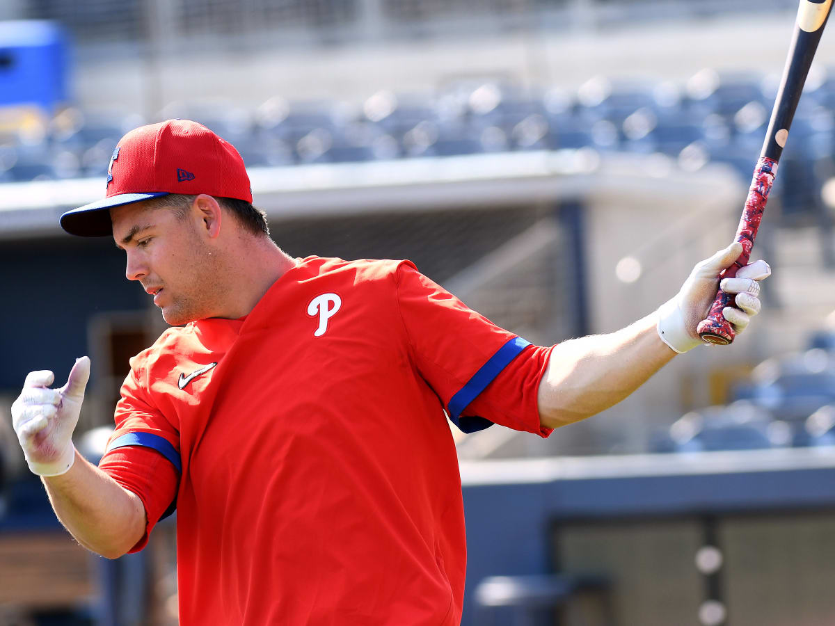 Phillies make flurry of roster moves as Lee returns