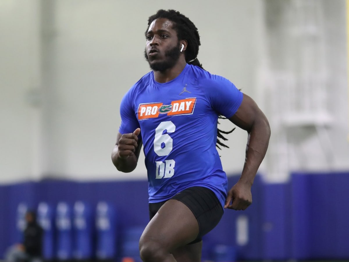 Indianapolis Colts safety Shawn Davis (31) breaks up a pass