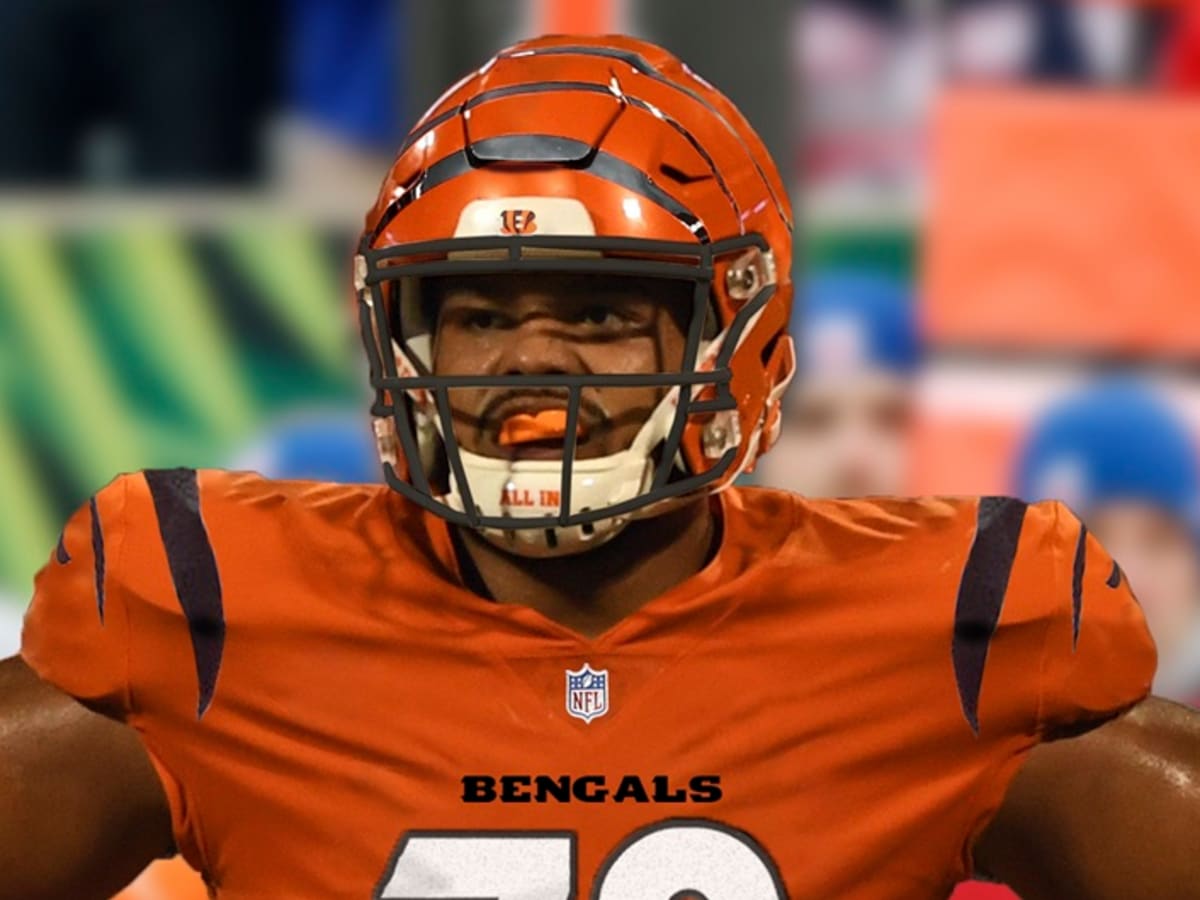 Cincinnati Bengals' D'Ante Smith (70), Jackson Carman (79) and