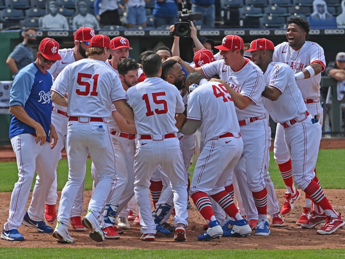 Royals' Santana belts walk-off home run to beat Tigers