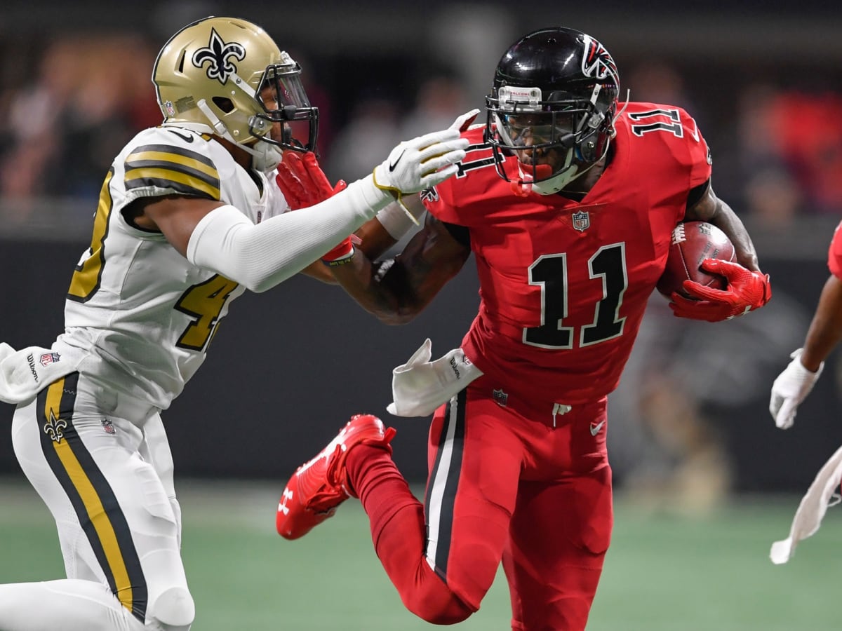 New Orleans Saints Julius Jones rushes against his former team