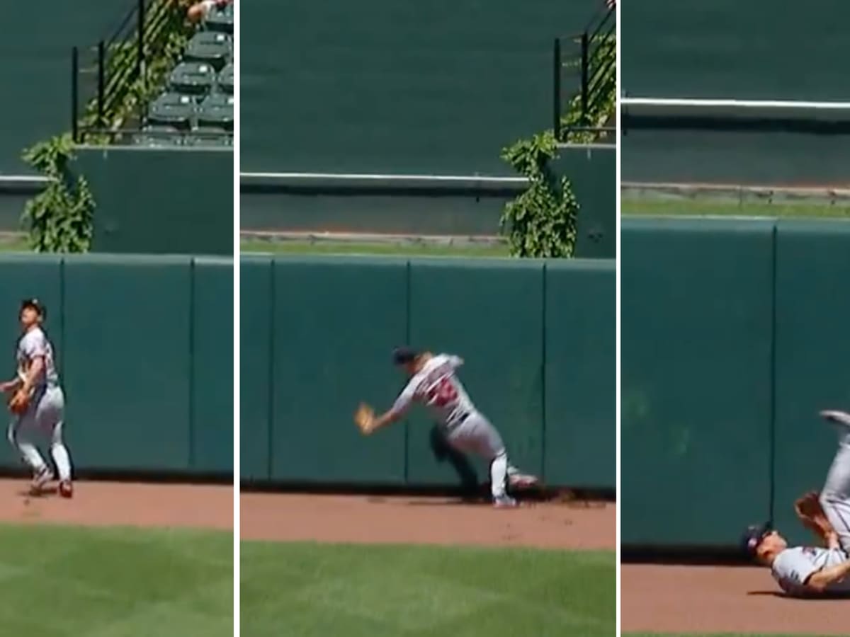 Twins Rob Refsnyder Runs Into Outfield Wall Vs Orioles Video Sports Illustrated