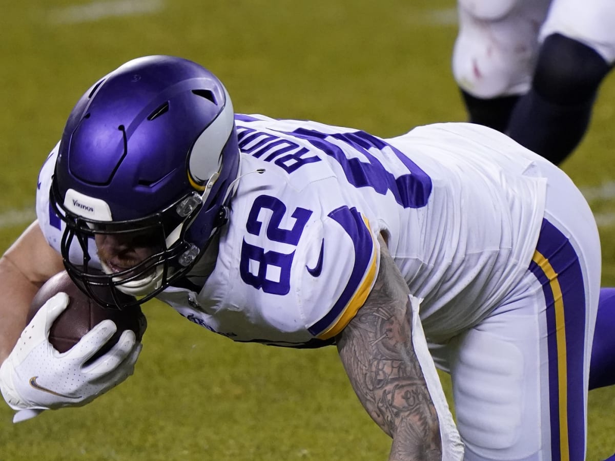 New York Giants tight end Kyle Rudolph (80) looks on against the Carolina  Panthers during an NFL football game, Sunday, Oct. 24, 2021, in East  Rutherford, N.J. (AP Photo/Adam Hunger Stock Photo - Alamy