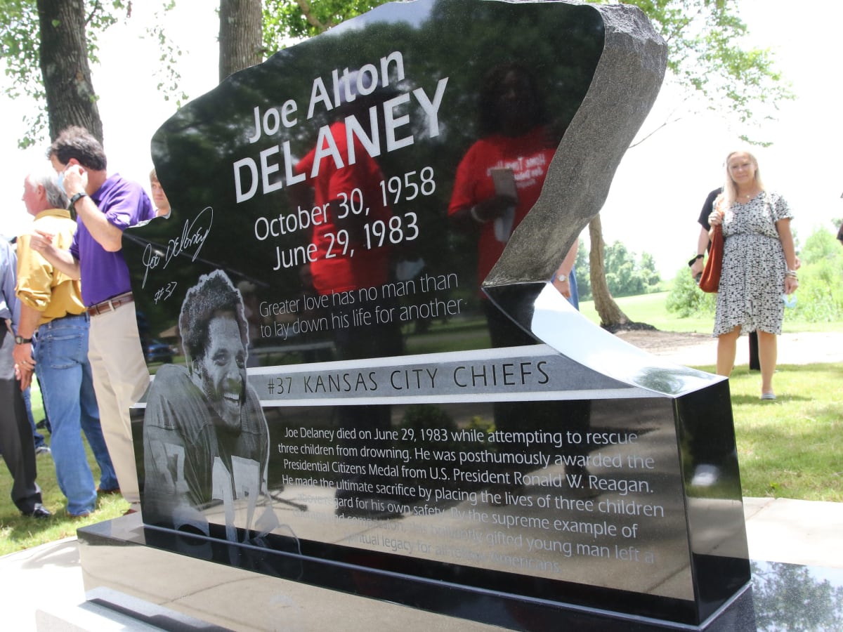 Chiefs' Joe Delaney to be honored with memorial highway near Arrowhead  Stadium