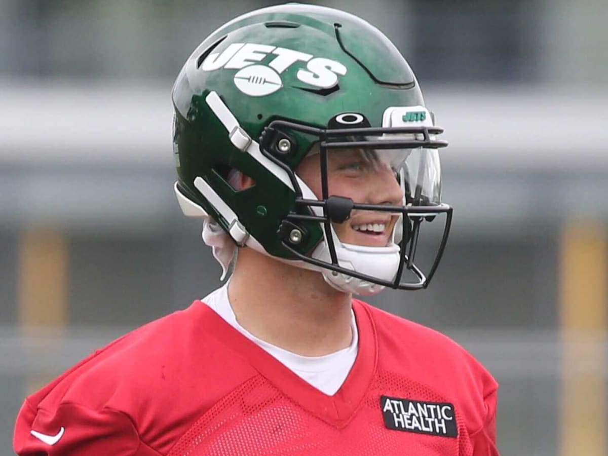 Helmet Stalker on X: BYU QB Zach Wilson is using a Riddell SpeedFlex with  an SF-2BD-SW facemask, PRIZM Clear Oakley visor and a SportStar Victory  chinstrap, he did not use a visor