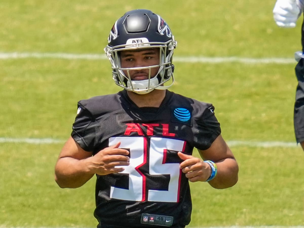 WATCH: Atlanta Falcons Star TE Kyle Pitts Makes Circus Catch at Training  Camp - Sports Illustrated Atlanta Falcons News, Analysis and More