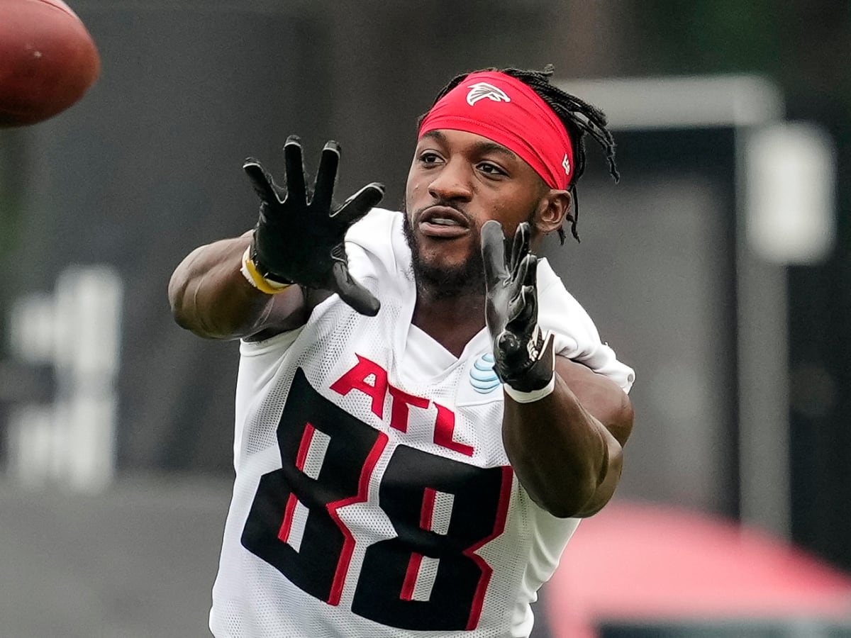 FLOWERY BRANCH, GA - JULY 30: Atlanta Falcons wide receiver Frank Darby  (88) has a laugh during Saturday morning workouts for the Atlanta Falcons  on July, 30, 2022 at the Atlanta Falcons