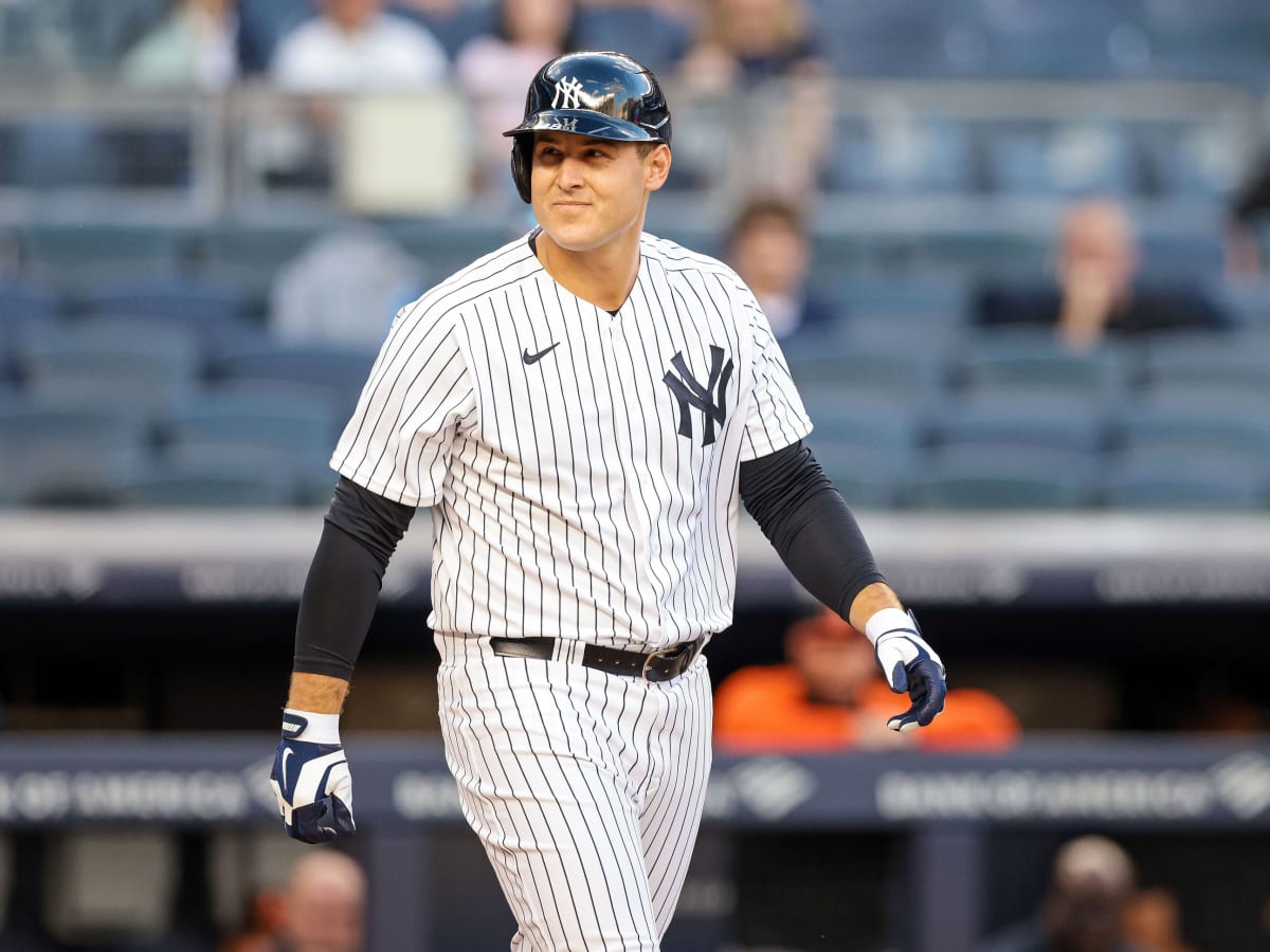 Anthony Rizzo crushes home run in first game with Yankees