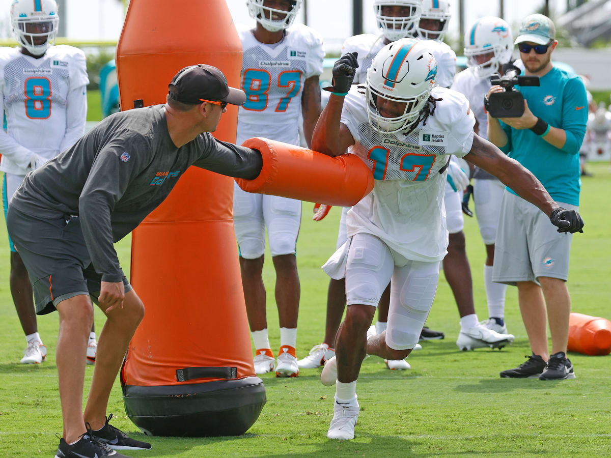 Miami Dolphins Skylar Thompson throws sideline dart to wide