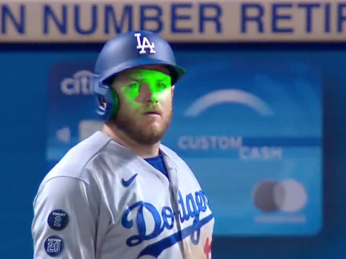 Fan Shines Green Laser at Max Muncy During Dodgers vs. Mets Game! 