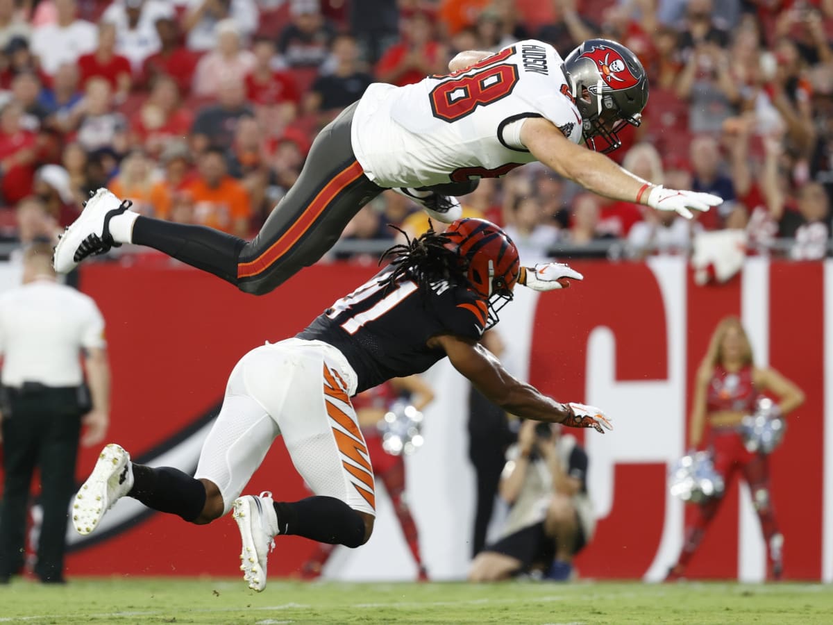 Bucs rookie linebacker Joe Tryon puts huge hit on Bengals quarterback in  1st preseason game