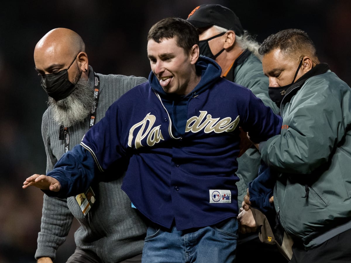 Giants fan gives home-run ball back (w/video)