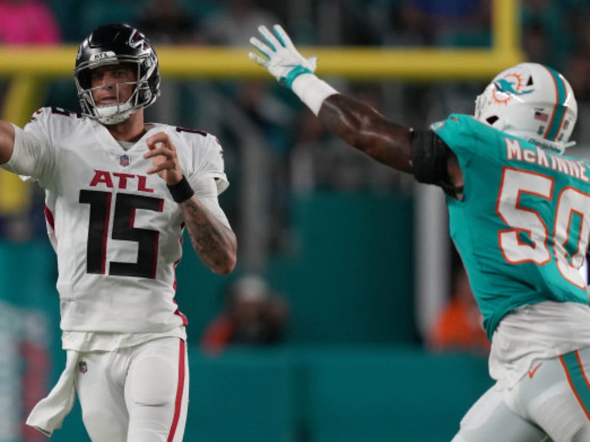 Atlanta Falcons quarterback Feleipe Franks (15) warms up prior to an NFL  football game against the Carolina Panthers, Sunday, Dec. 12, 2021, in  Charlotte, N.C. (AP Photo/Brian Westerholt Stock Photo - Alamy