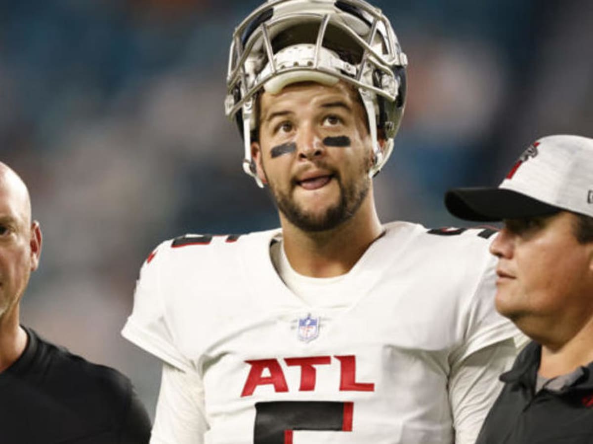 Twitter roasts Falcons quarterback AJ McCarron, praises Feleipe Franks for  Atlanta debuts