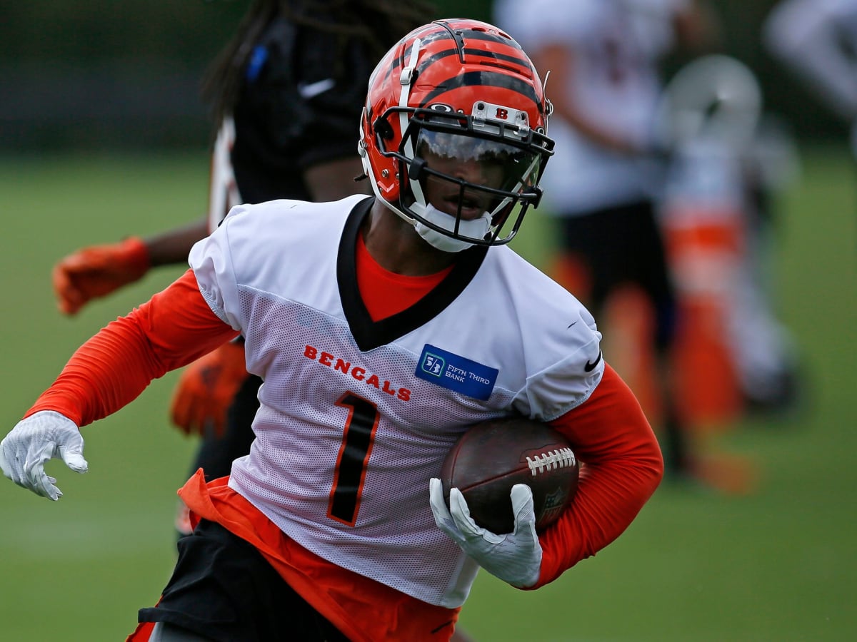 Bengals QB Joe Burrow sports Ja'Marr Chase throwback jersey ahead