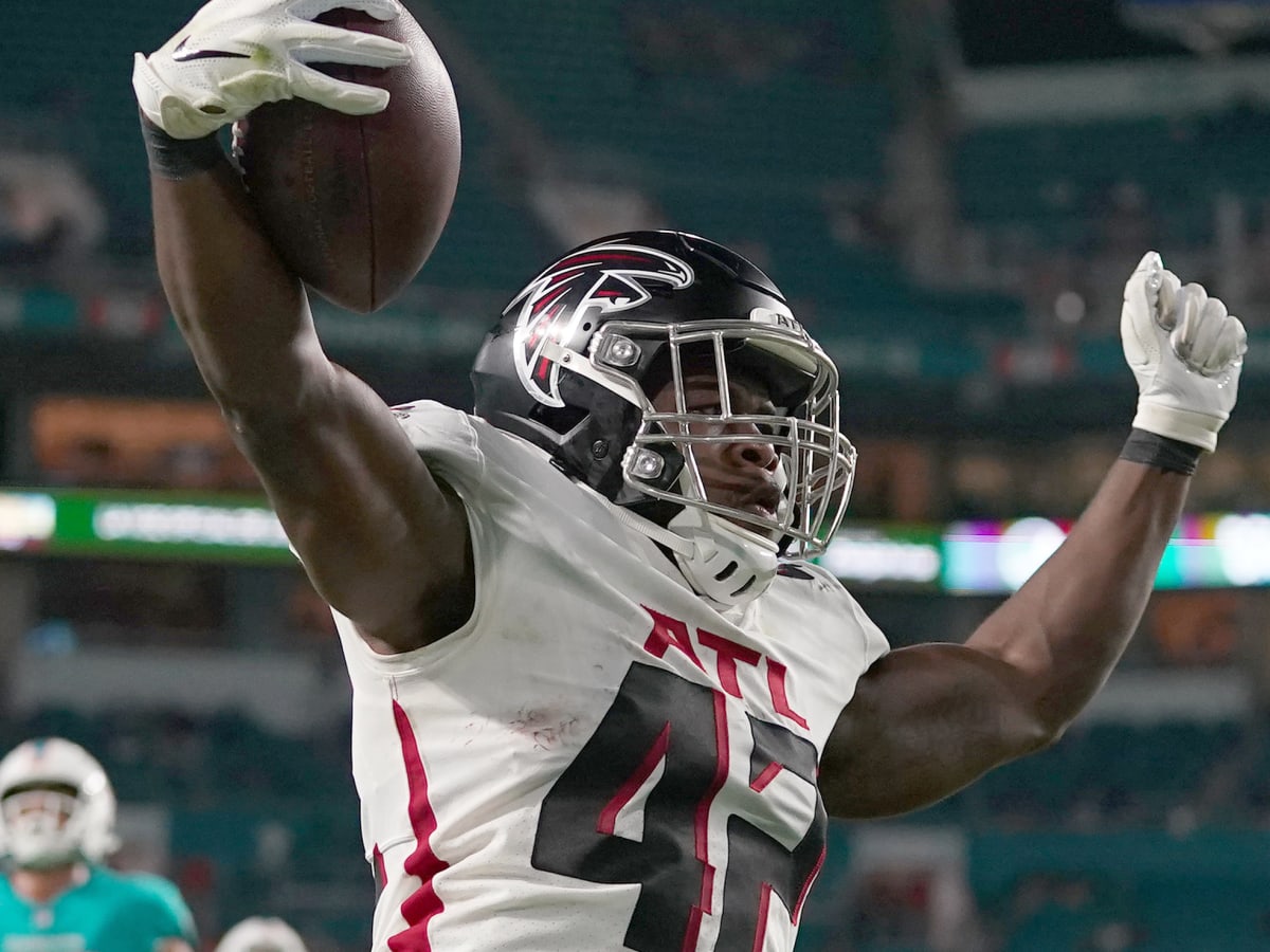 Atlanta Falcons running back Caleb Huntley darts through Bucs' D for 22  yards