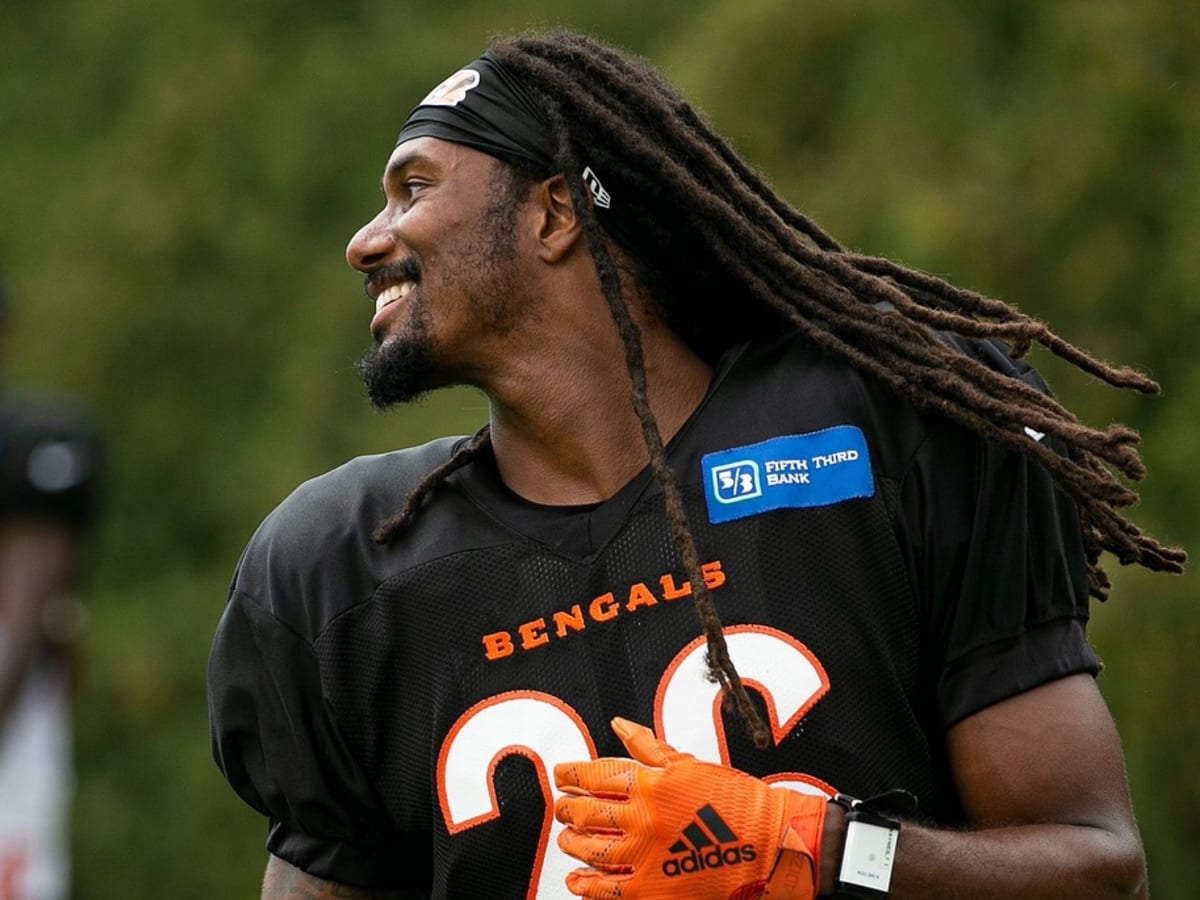 Cincinnati Bengals cornerback Trae Waynes (26) looks on in the first half  of an NFL football game against the Cleveland Browns, Sunday, Jan. 9, 2022,  in Cleveland. (AP Photo/Nick Cammett Stock Photo - Alamy