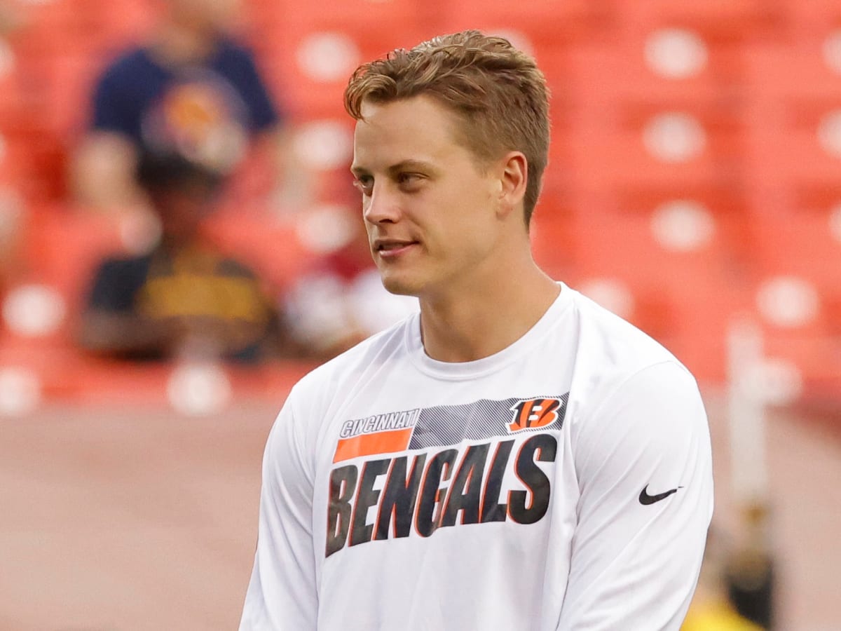 T.J. Houshmandzadeh of the Cincinnati Bengals warms up before the