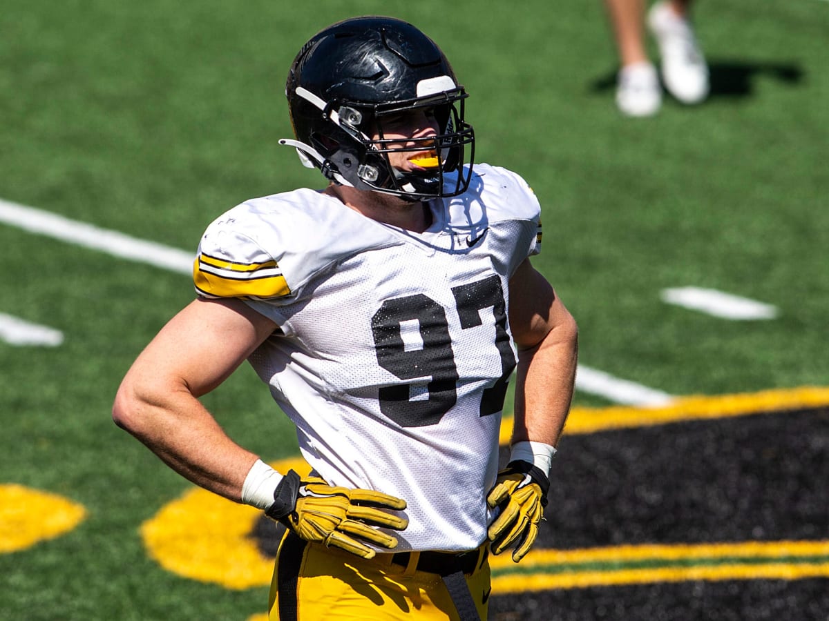 Hawkeyes' Zach VanValkenburg: Pass-rushing student of Russian