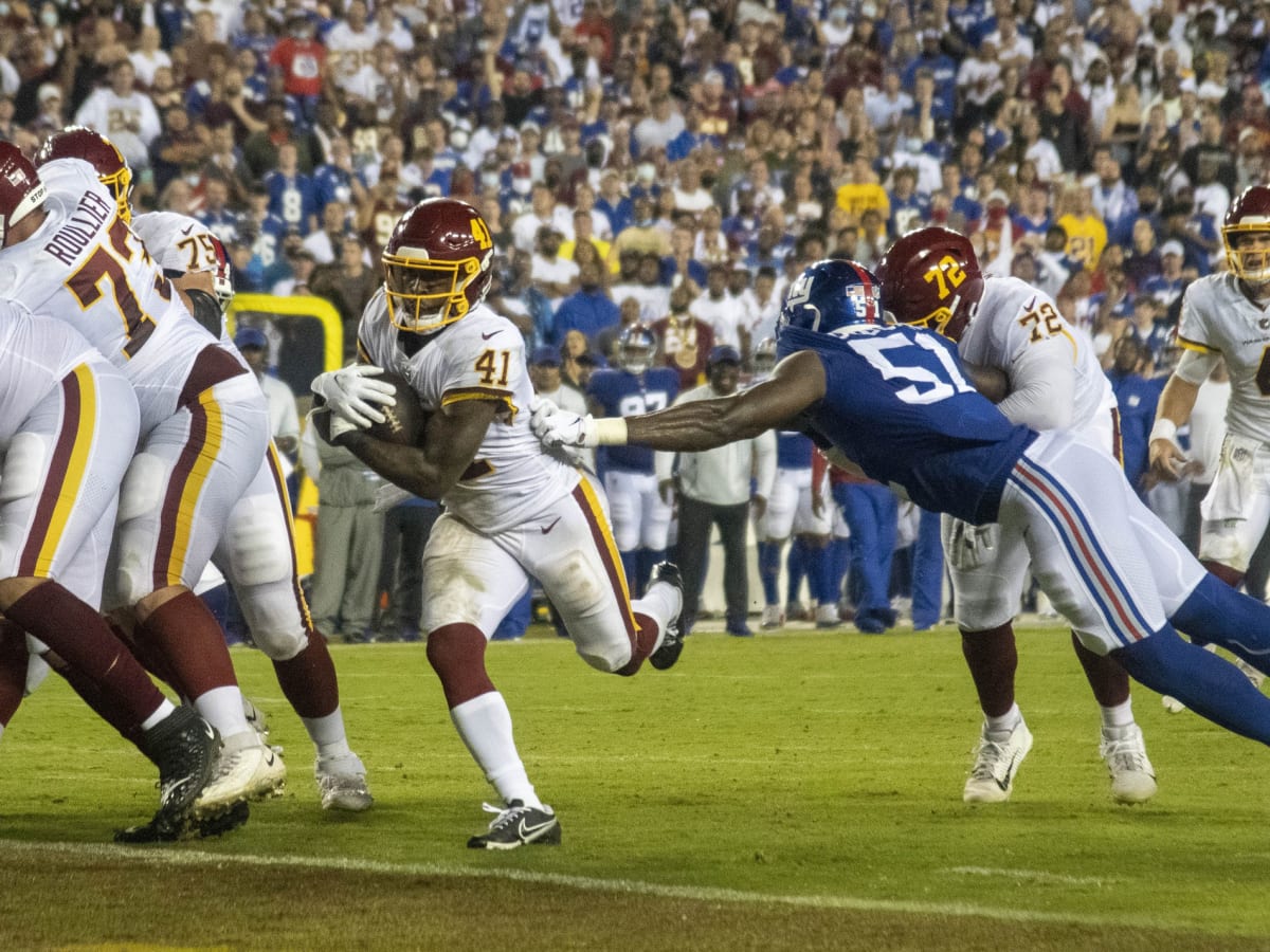 LANDOVER, MD - DECEMBER 18: New York Giants defensive back Cor'Dale Flott  (28) peeks into the backfield during the New York Giants game versus the  Washington Commanders on December 18, 2022, at