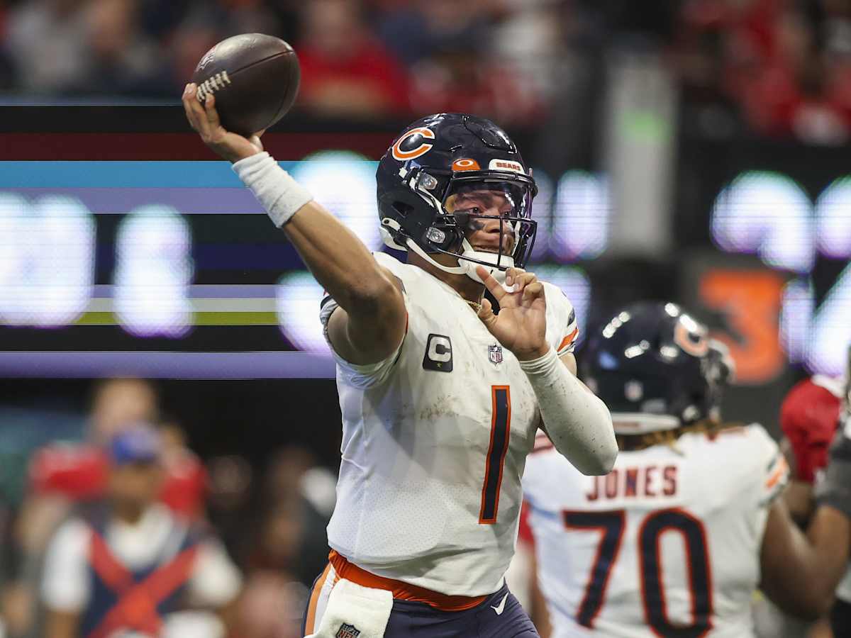 Eberflus: Bears won't consider sitting Fields rest of season