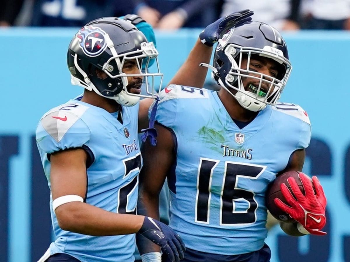 Tennessee Titans center Ben Jones (60) lines up against the Los