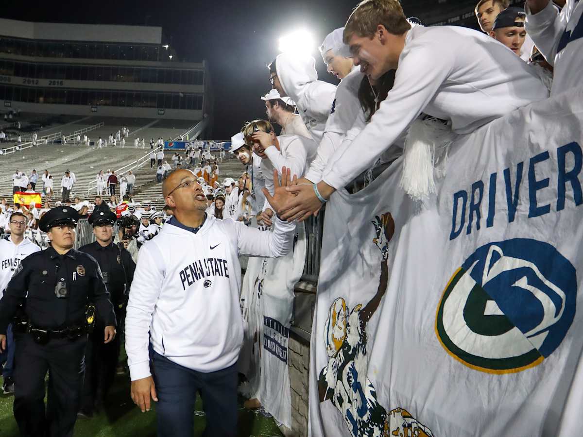 Penn State Players, Coaches Honor Franco Harris at Rose Bowl