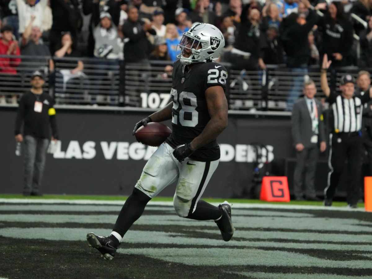 Las Vegas Raiders running back Josh Jacobs (28) gains yards on a run during  an NFL football game against the Los Angeles Chargers, Sunday, September  11, 2022 in Inglewood, Calif. The Chargers