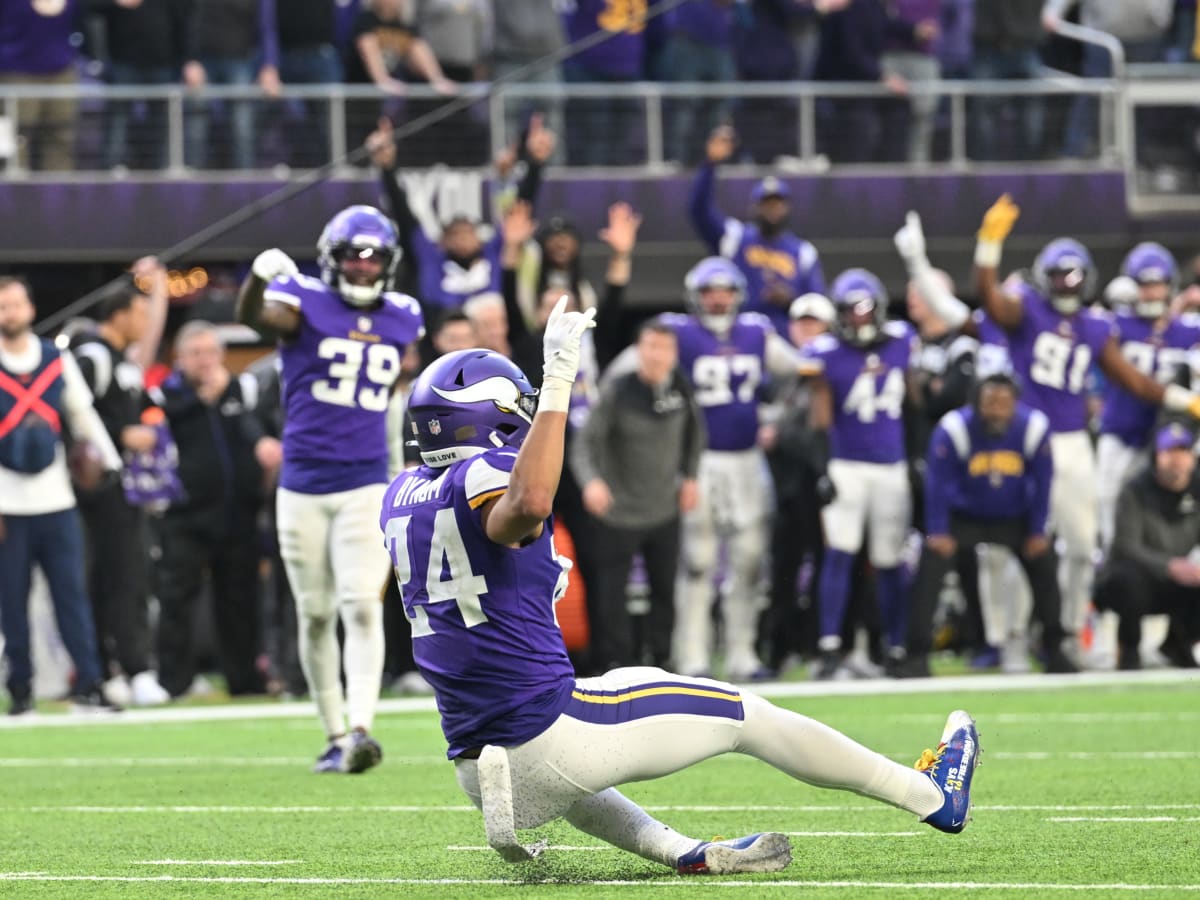 Vikings hang on, again, for 27-22 victory over White, Jets