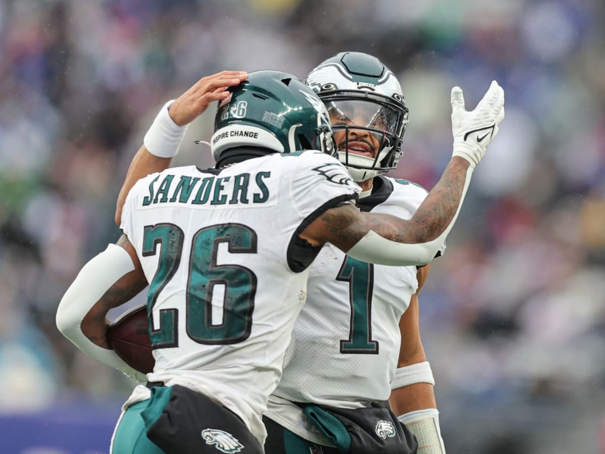 Eagles score two quick touchdowns to grab halftime lead