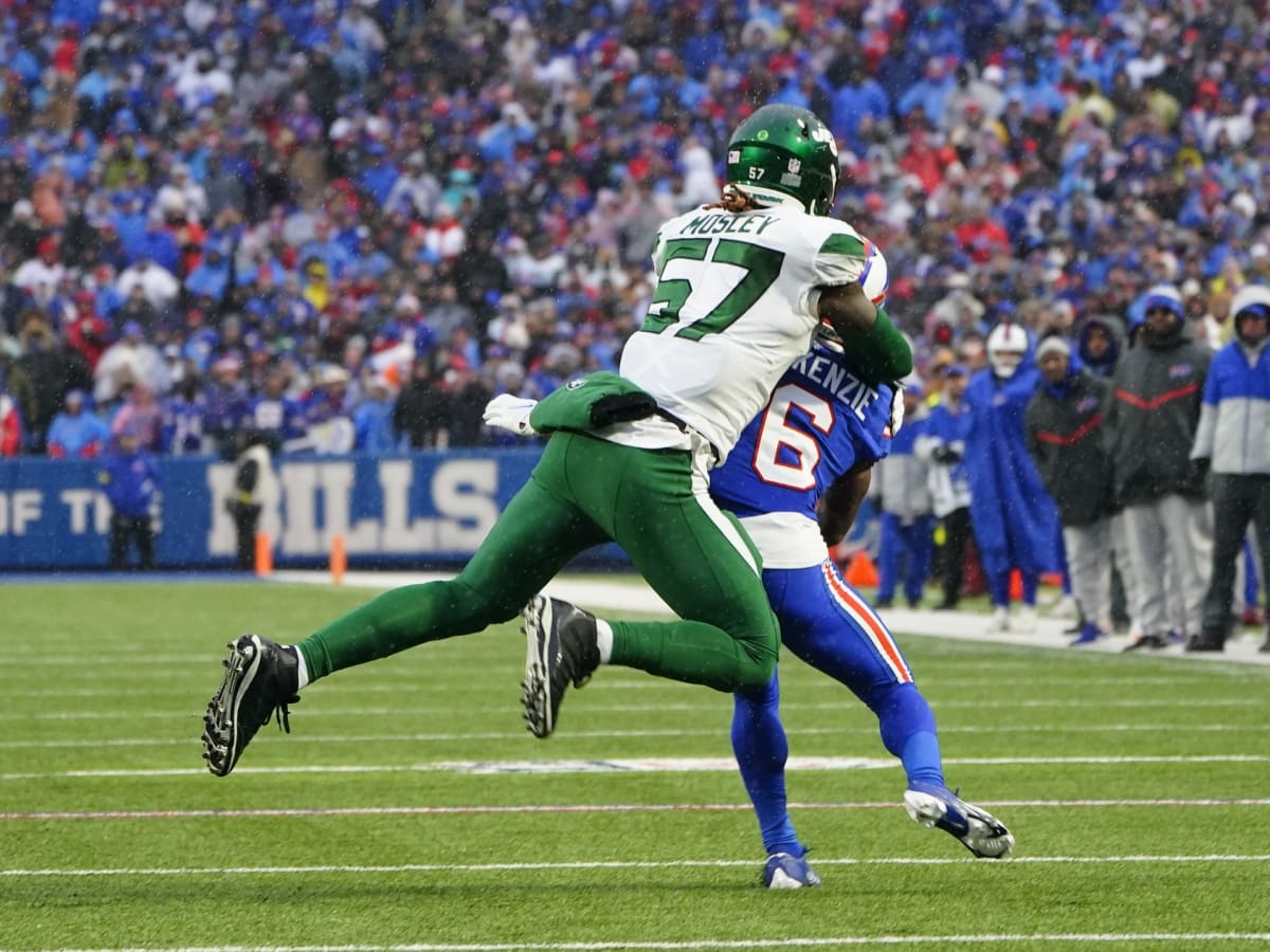 New York Jets linebacker C.J. Mosley (57) looks out before the snap during  an NFL football game against the Cincinnati Bengals, Sunday, Sept. 25,  2022, in East Rutherford, N.J. The Cincinnati Bengals