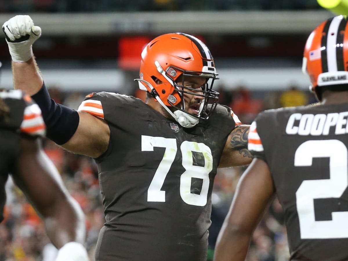 Cleveland Browns offensive tackle Jack Conklin (78) gets set on