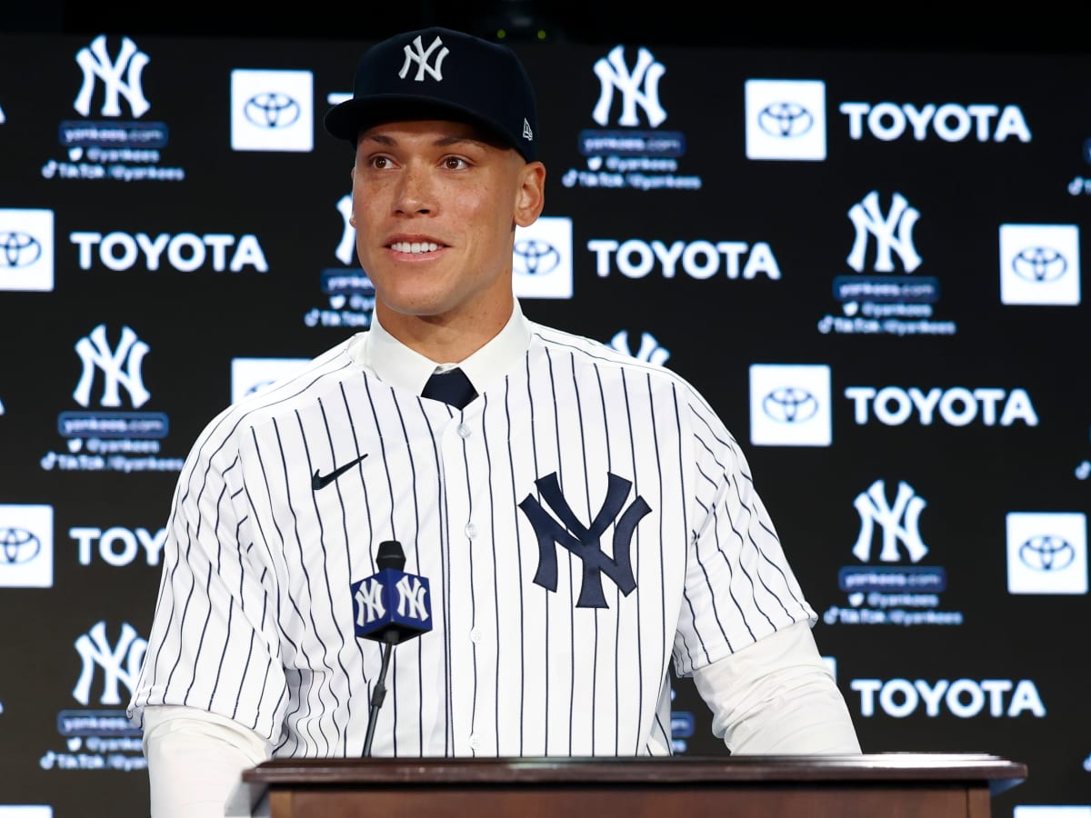 Emotional Yankees' Aaron Boone abruptly leaves press conference 